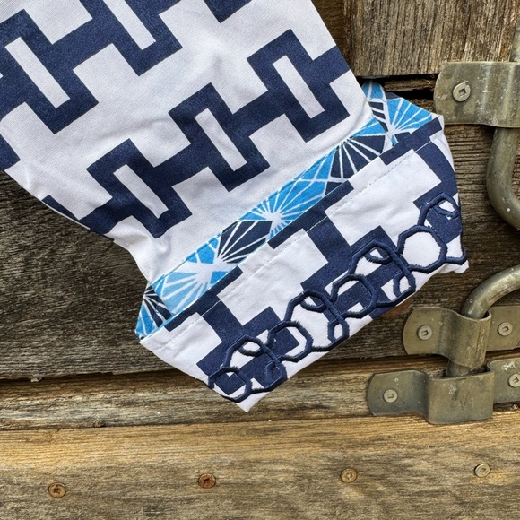 💙tizzie💙 Collared, Button Down Top with Embroidered Flip Cuffs - Picture 3 of 3